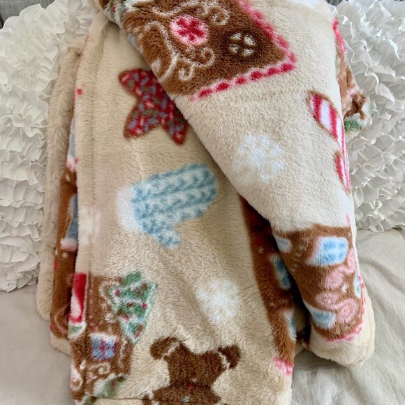 NEW Christmas Cupcakes & Cashmere Faux Fur Gingerbread House Blanket - Picture 3 of 4